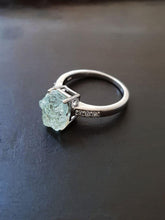 Load image into Gallery viewer, Dainty Aquamarine ring - raw carat