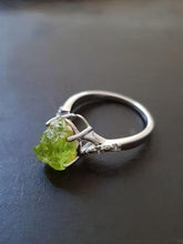 Load image into Gallery viewer, Chic Peridot Ring - raw carat